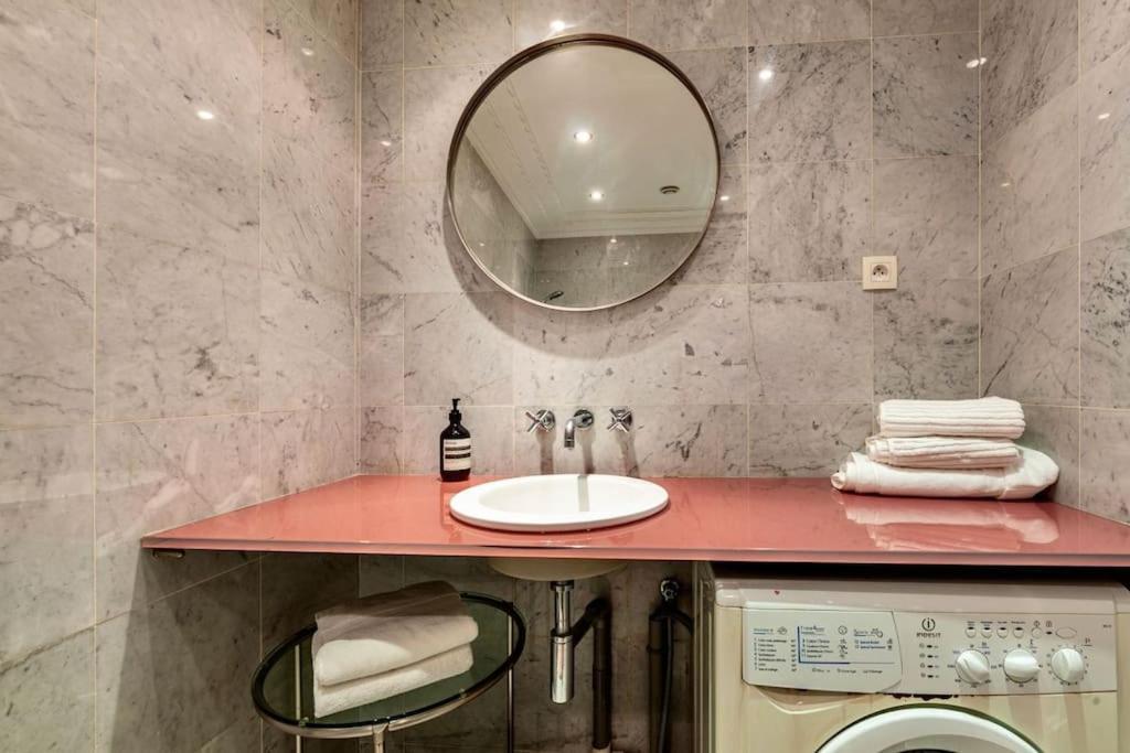 Charmant Appartement Au Coeur De パリ エクステリア 写真
